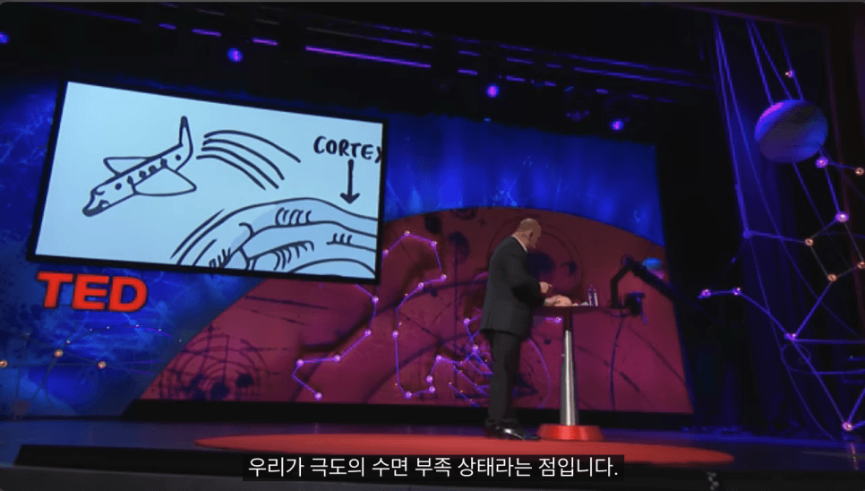 TED 무대에서 현대인의 극심한 수면 부족을 설명하는 러셀 포스터
