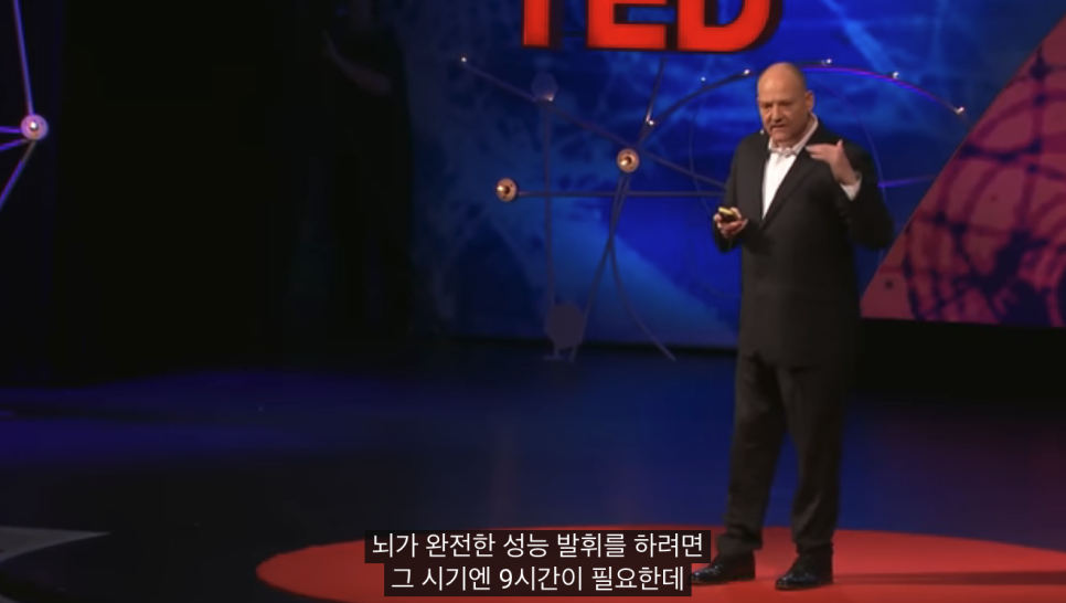 청소년의 뇌가 제대로 기능하려면 약 9시간 수면이 필요하다고 설명하는 러셀 포스터 TED 장면